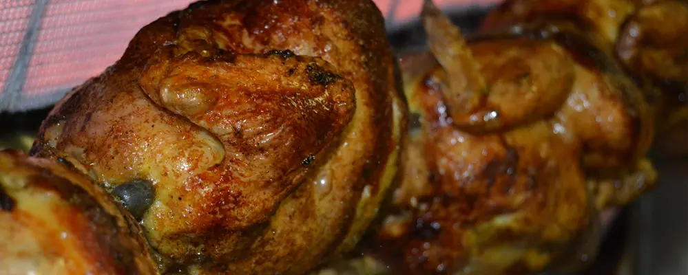 Pollos al ast recién hechos, la especialidad de Rostisseria Roc Blanc desde 1994