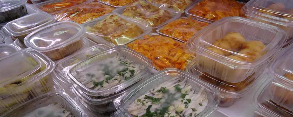 Vitrina con platos caseros preparados para llevar